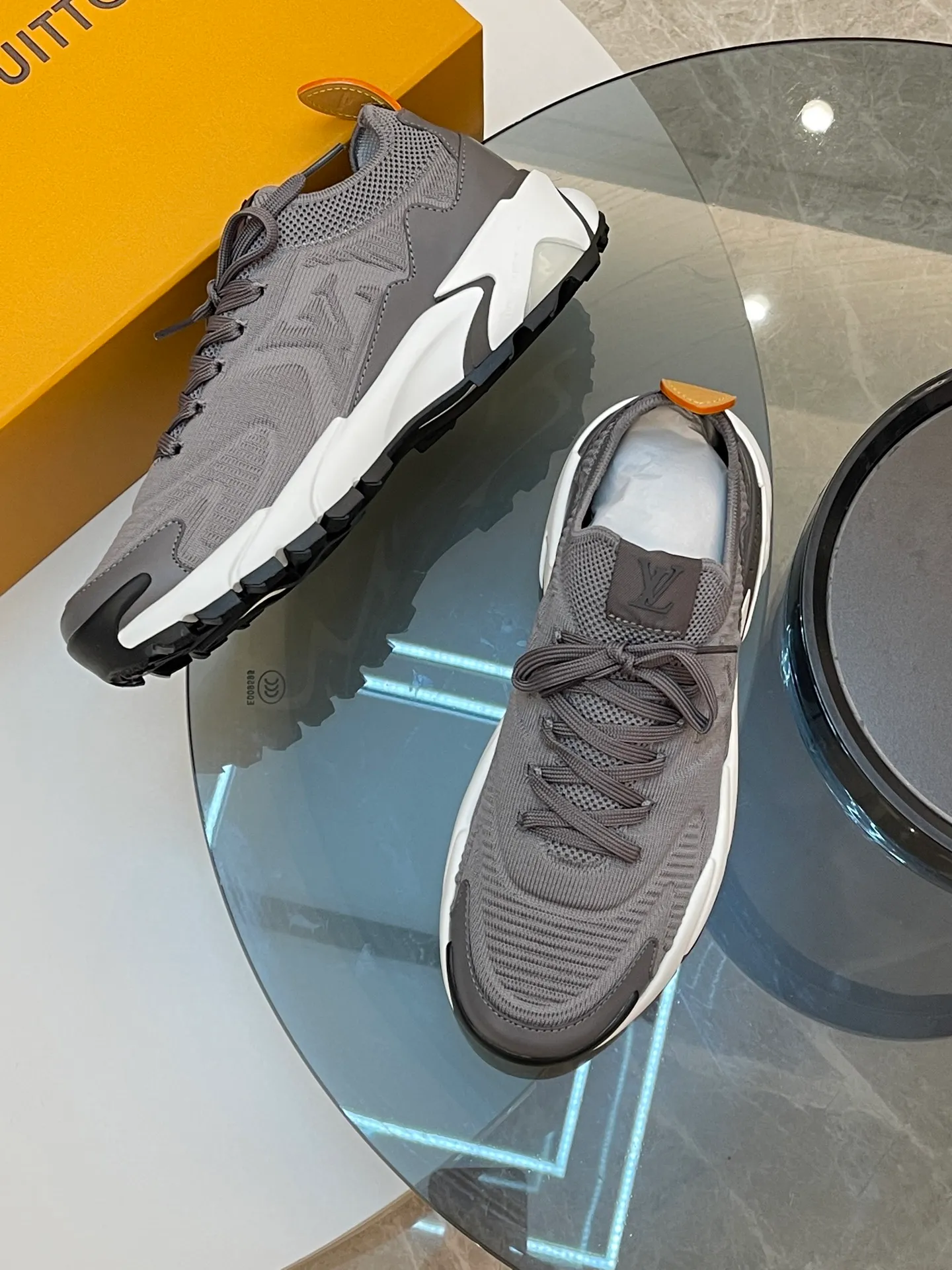 [L Home] Top P: 700💰 Size: 39-44 (customized at 38.45.46) LV Donkey Brand Louis Vuitton RUNNER TATIC new men's sneakers This LV Runner Tatic sneaker uses a whole piece of technical knitting to create an easy-to-take-off design, and then outlines the upper with cow leather trim. The LV logo on the side releases a dynamic atmosphere between the textures, the leather back strap is shaped like the handle fastener of the Louis Vuitton leather goods series, and the lightweight and wear-resistant two-tone rubber sole completes the whole. The toe and heel wrap details continue to provide comfortable fabric foot support, creating a stylish and stylish upper! Comes with full original packaging!